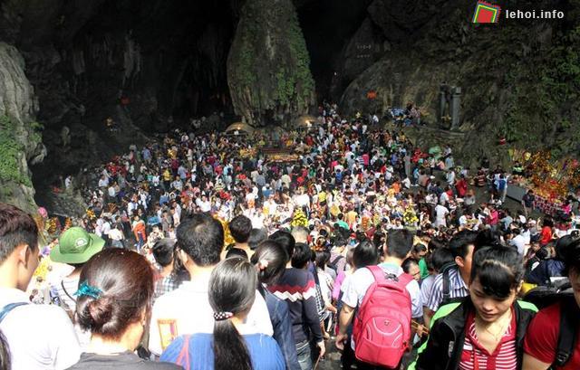 Động Hương Tích chật ních người tham dự lễ hội