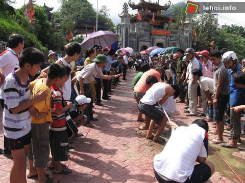 Thi kéo co tại lễ hội đền Bắc Hà
