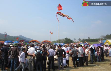 Các trò chơi dân gian thu hút đông đảo người dân và du khách