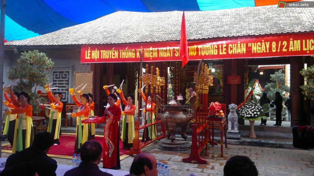 Biểu diễn văn nghệ tại đền Nghè