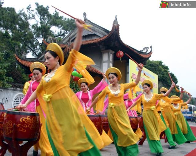 Biểu diễn văn nghệ tại lễ hội