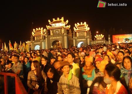 Đông đảo người dân và khách du lịch đến xem lễ khai mạc
