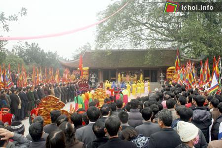 Đông đảo người dân và du khách đến tham dự lễ hội