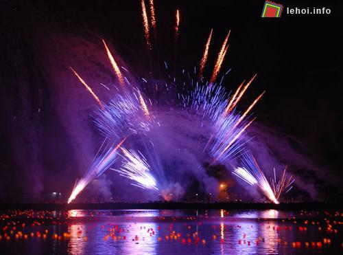 Pháo hoa tỏa sáng trên sông Hàn