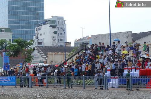 Đông đảo khán giả xem đua thuyền