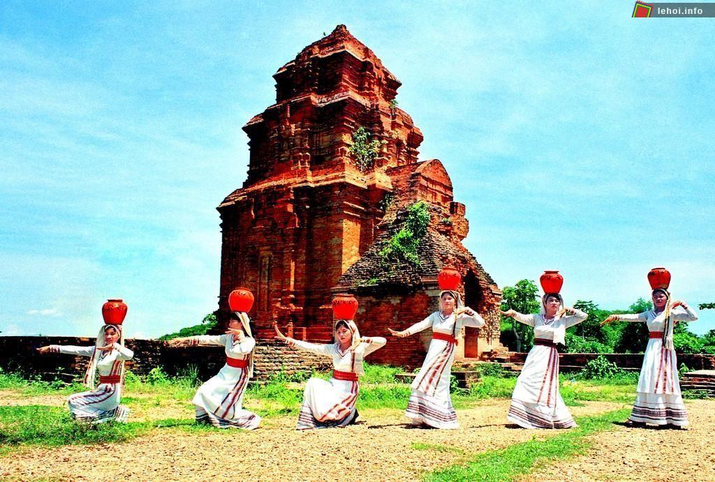 Nhiều hoạt động mừng năm mới 2013 tại Tháp Chăm Pô Sah Inư