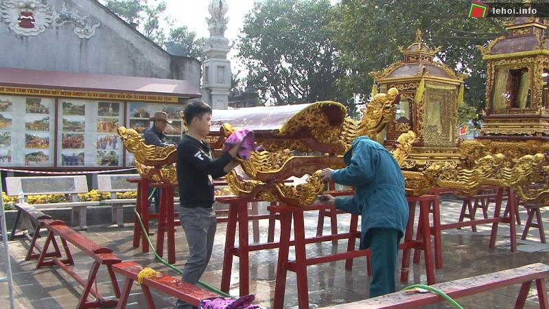 Ban tổ chức chuẩn bị kiệu rước phục vụ lễ hội Đền Thượng