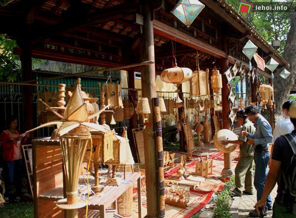 Một gian hàng trong khu làng nghề