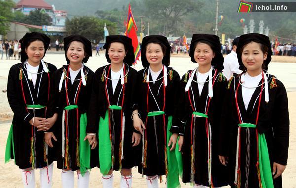 Các thiếu nữ Sán Dìu say đắm điệu hát Soọng cô