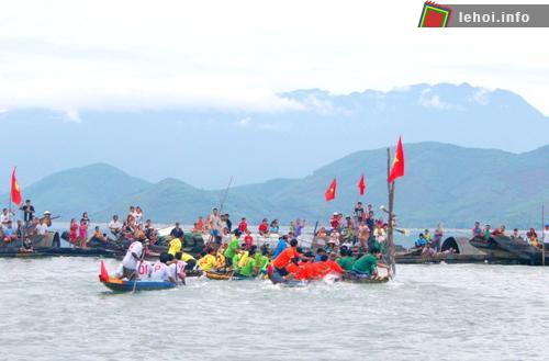 Lộn vè xuất phát (vòng qua sào tre cắm giữa đường đua), đòi hỏi phải khéo léo để không va chạm.
