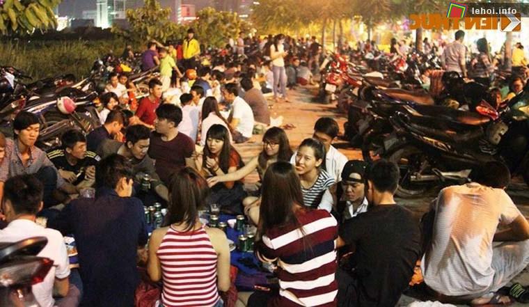 Giới trẻ tổ chức giao lưu ăn uống ngay tại các vỉa hè