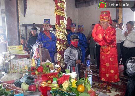 Các cụ cao niên làm lễ trước Giải chung kết lễ hội chọi trâu Đồ Sơn