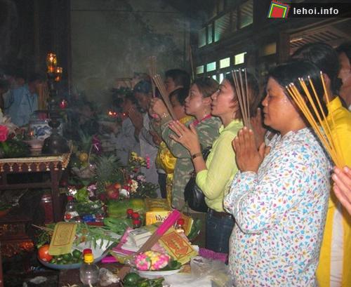 Nghi ngút khói hương nơi chánh điện