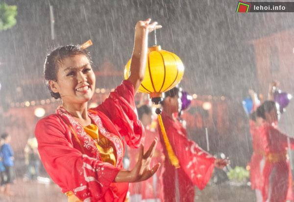 hiếu nữ Hội An trình diễn điệu múa cổ trong đêm mưa