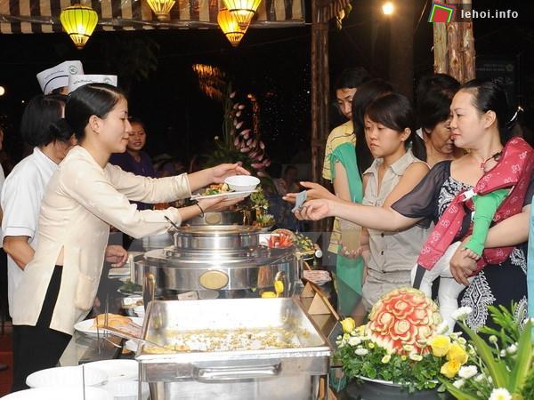 Tiệc chay được bố trí để phục vụ khách
