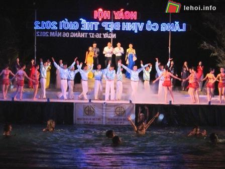 Tiết mục kết thúc lễ hội với cảnh quảng diễn những ngư dân lặn ở đầm phá bắt cua, trìa