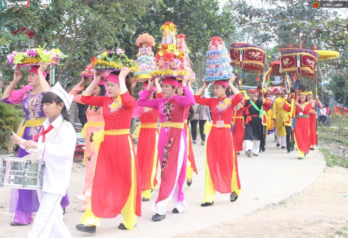 Dâng cỗ trong lễ hội đình Trà Cổ