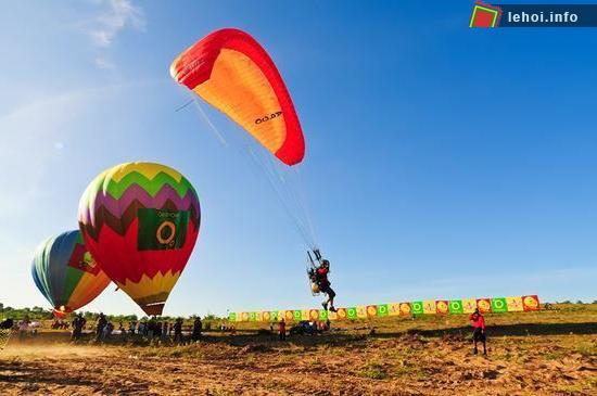 Biểu diễn dù lượng trong lễ hội