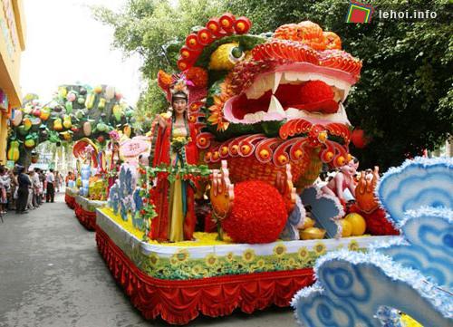 Diễu hành “Bách Quả Tứ Quý Thần Tiên Hội”.