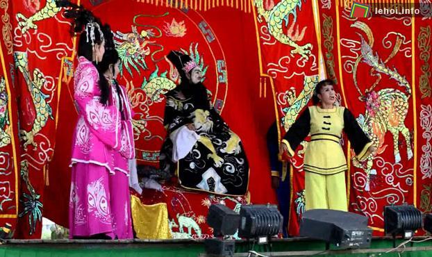 Biểu diễn hát tuồng trong lễ hội