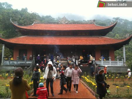 Du khách trẩy hội chùa Lôi Âm