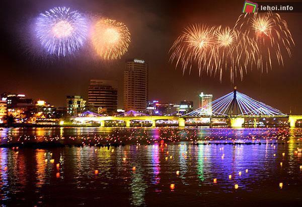 Sông Hàn lung linh trong đêm hội pháo hoa