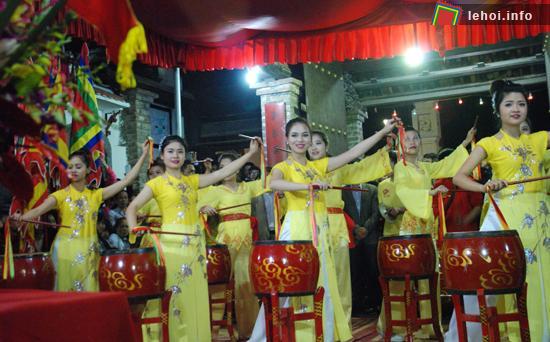 Biểu diễn trống hội trong ngày lễ