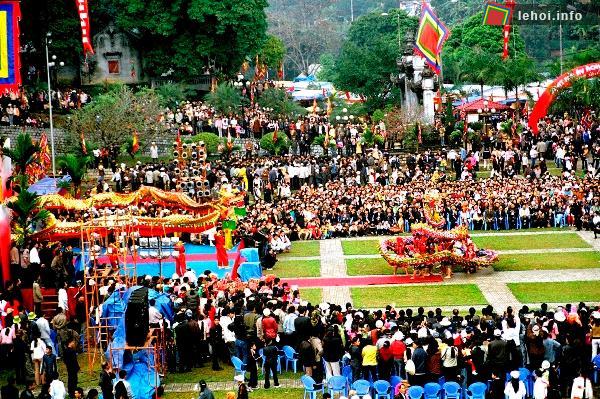 Đông đảo người dân và du khách đến tham dự lễ khai mạc