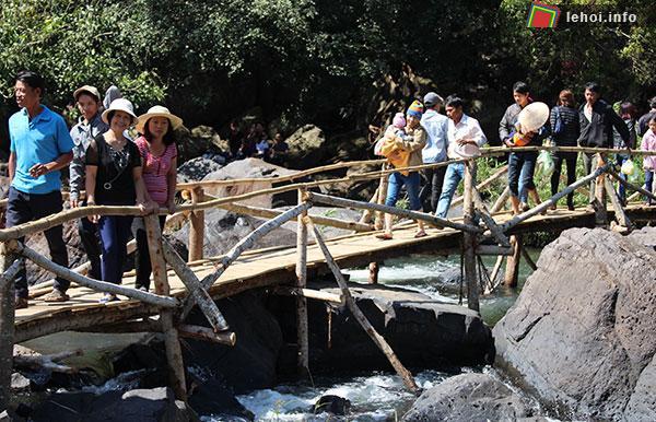 Du khách về tham quan thác Pongour