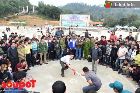Chơi trò chơi dân gian trong lễ hội