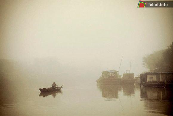Du thuyền thưởng ngoạn khung cảnh sông Cầu