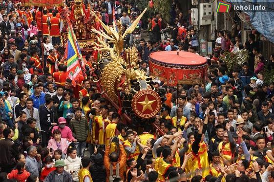 Phải xác định chủ thể của lễ hội là người dân chứ không phải biến họ thành người xem.