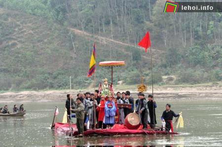 Lễ rước tượng Mẫu sang sông.