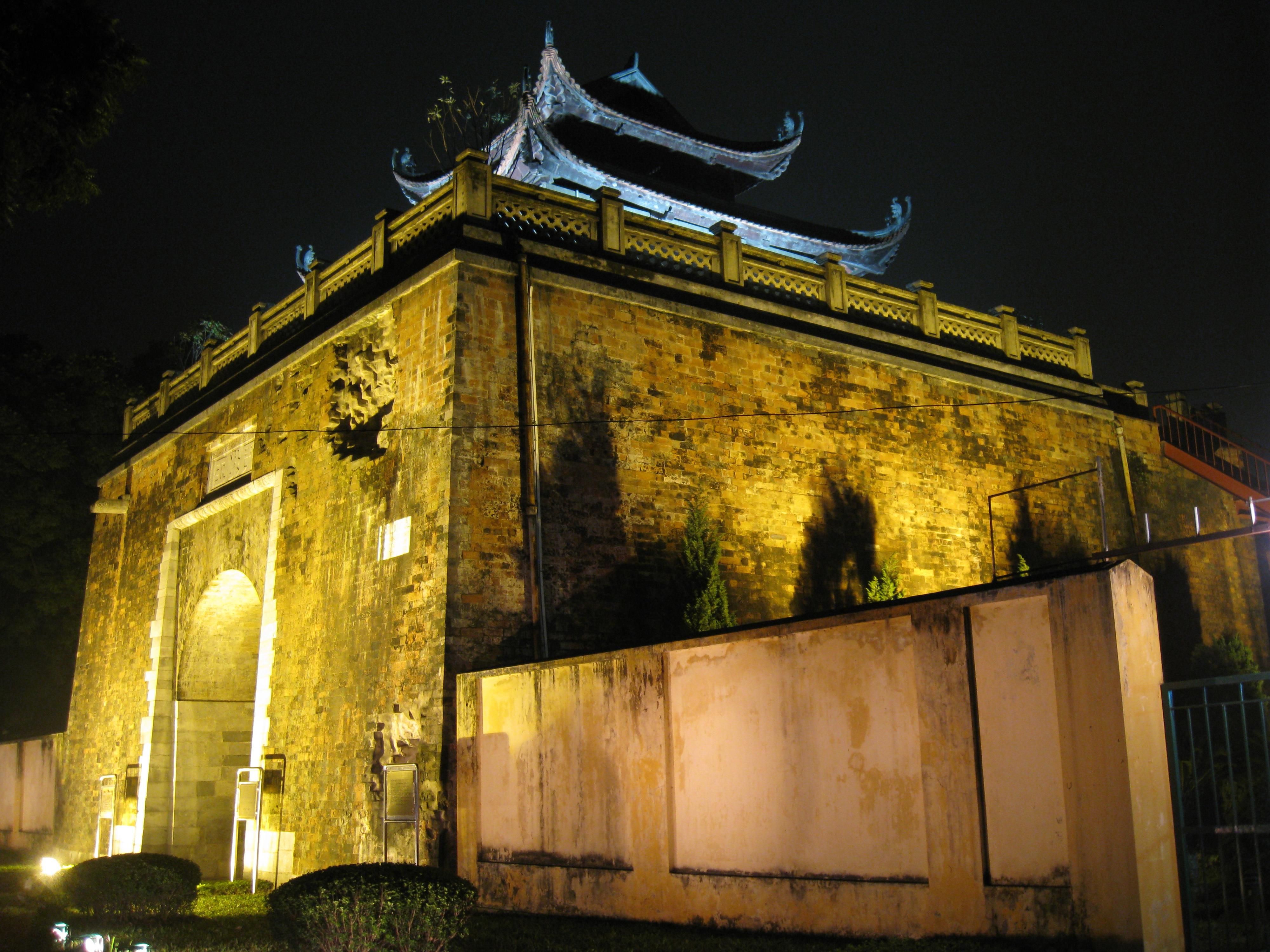Cổng Bắc hoàng thành Thăng Long về đêm