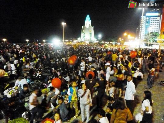 Đông đảo người dân và du khách đến xem bắn pháo hoa