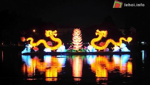 Cặp rồng hoa đăng khổng lồ trên hồ Khổng Tú