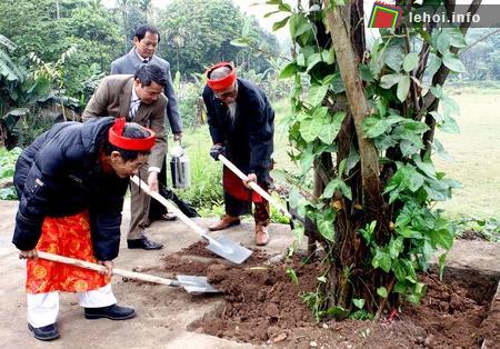 Các cụ phụ lão phát động Tết trồng cây.