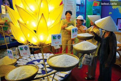 Một gian hàng bán gạo trong khu hội chợ