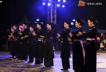 Trang phục truyền thống dân tộc Tày.
