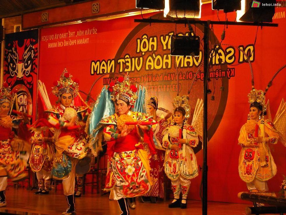 Biểu diễn hát bội tại lễ kỷ niệm.