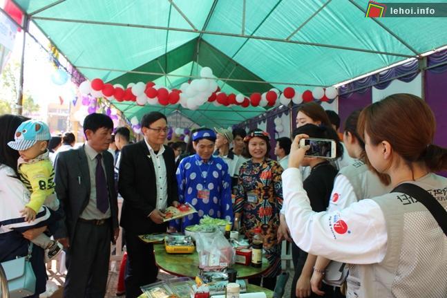 Gian hàng trưng bày các đặc sản địa phương