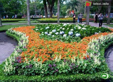 Đồi hoa mô phỏng hình biển đảo quê hương