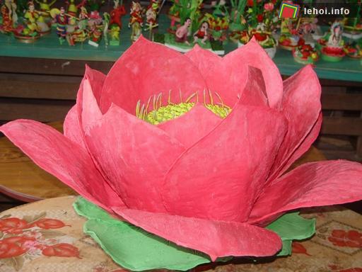 Bông sen hồng tò he đường kính 1m do các nghệ nhân làng Xuân La, Phượng Dực thực hiện.