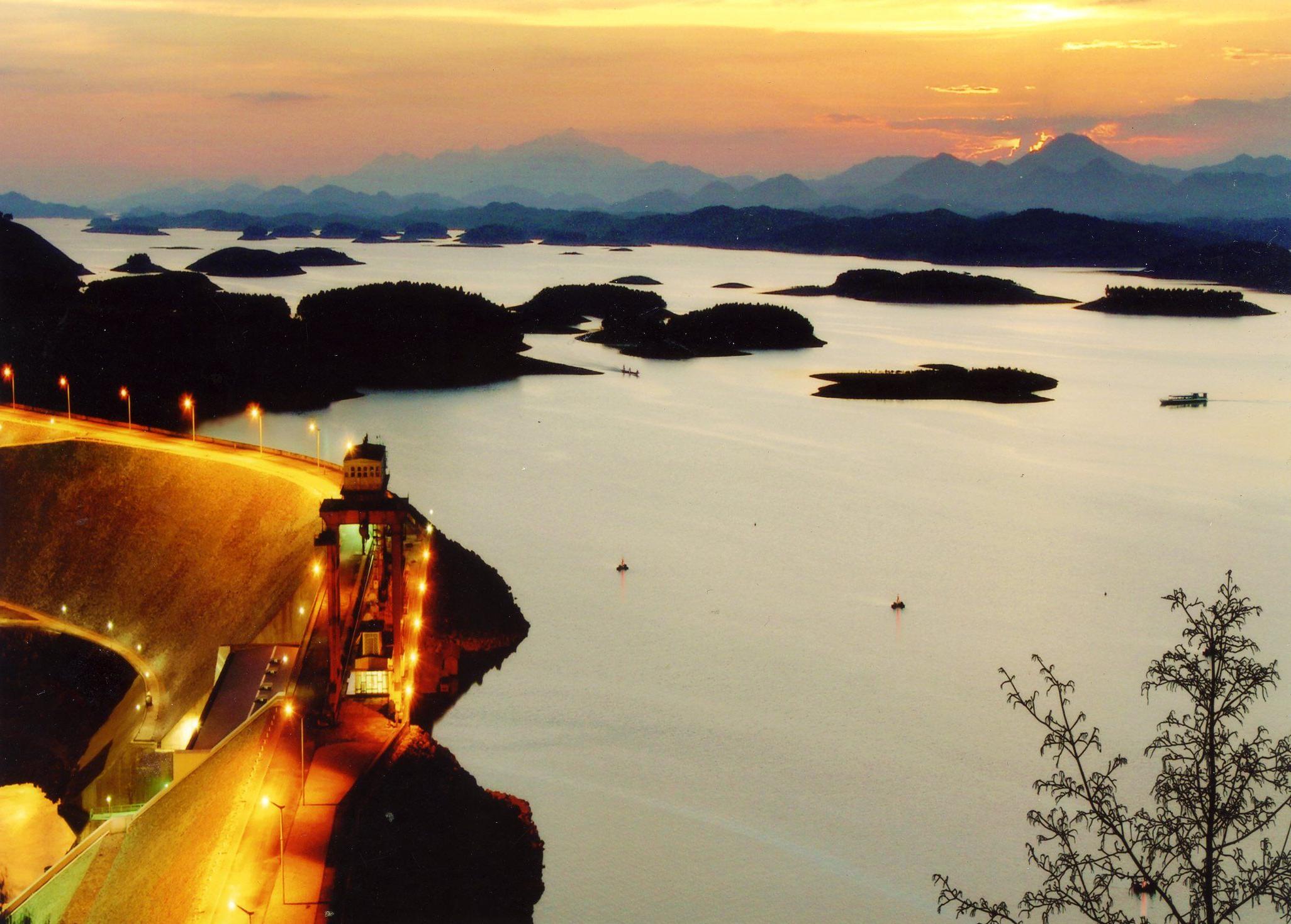 Hoàng hôn trên Hồ Thác Bà
