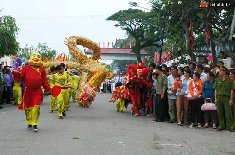 Biểu diễn múa rồng tại lễ hội