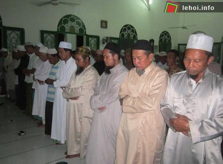 Trong những ngày Tết Roya, mọi người đều mặc trang phục dân tộc truyền thống đẹp nhất mà mình có. Đàn ông, con trai từ 15 tuổi trở lên tập trung tại Thánh đường làm lễ.