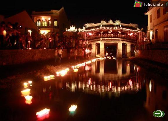 Đêm hội hoa đăng trong Lễ hội Vu lan báo hiếu