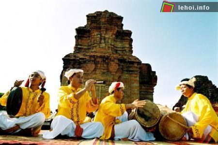 Biểu diễn nhạc cụ truyền thống của người Chăm