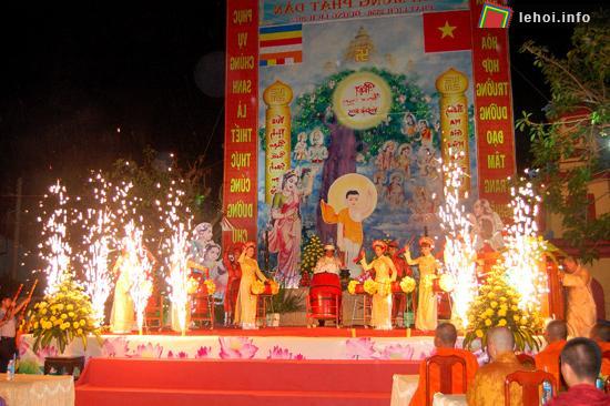 Đánh trống khai hội