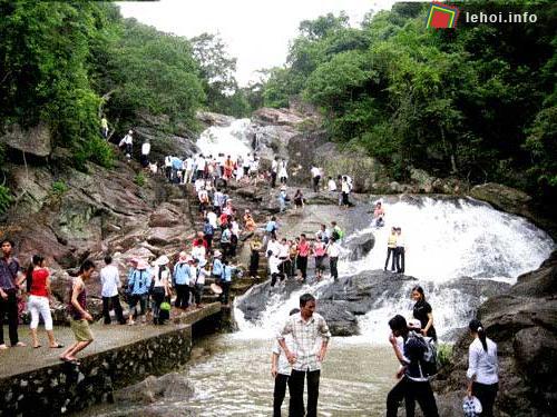 Du khách thăm quan suối Mỡ